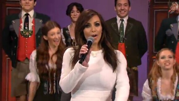 Kim Kardashian chante pour les adieux de Jay Leno, star de la télé US