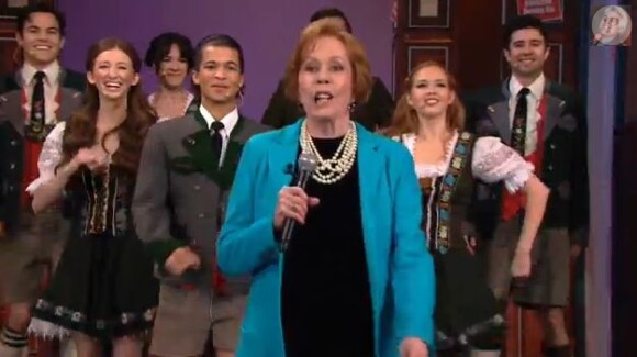 Carol Burnett sur le plateau de la dernière émission de The Tongith Show, pour les adieux de Jay Leno, le 6 février 2014.