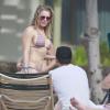 LeAnn Rimes et son mari Eddie Cibrian sur la plage avec des amis à Hawaï, le 6 février 2014.