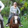 LeAnn Rimes et Eddie Cibrian en promenade à cheval à Oahu, Hawaï, le 4 février 2014.