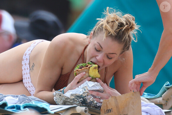 LeAnn Rimes, affamée, et son mari Eddie Cibrian, en tournage à Hawaï, le 6 février 2014.