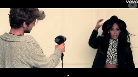 Amel Bent dans le making of du shooting pour son album Instinct
