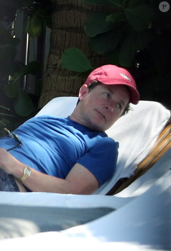 Michael J. Fox se détend sur une plage à Miami avec sa femme Tracy et leurs filles Esme Annabelle et Aquinnah, le 13 octobre 2013.