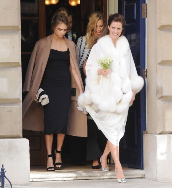 Cara et sa soeur Poppy Delevingne lors du Mariage de Chloe Delevingne et d'Ed Grant à Londres le 7 février 2014.