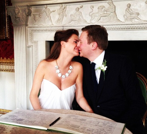 Premier baiser entre nouveaux mariés, Ed Grand et Chloe Delevingne, le 7 février 2014.