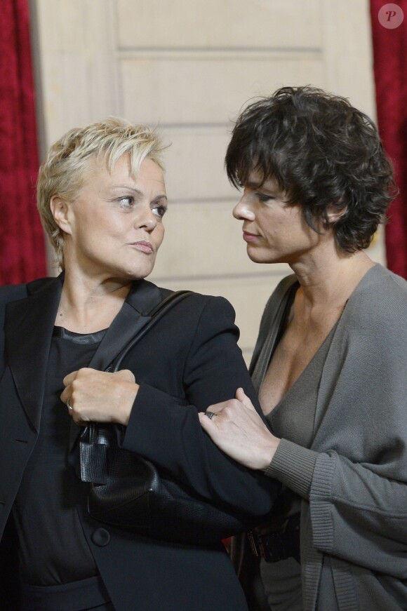 Exclusif - Muriel Robin et sa compagne Anne Le Nen - François Hollande a élevé la chanteuse et actrice Line Renaud au rang de grand officier de la Légion d'honneur lors d'une cérémonie au palais de l’Élysée à Paris le 21 novembre 2013.