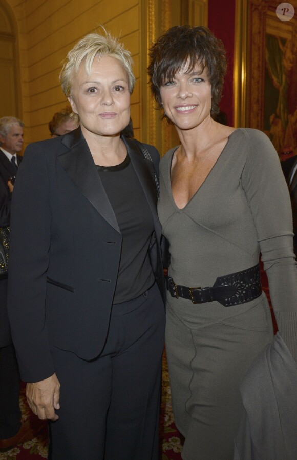 Exclusif - Muriel Robin et sa compagne Anne Le Nen - François Hollande a élevé la chanteuse et actrice Line Renaud au rang de grand officier de la Légion d'honneur lors d'une cérémonie au palais de l’Élysée à Paris le 21 novembre 2013.