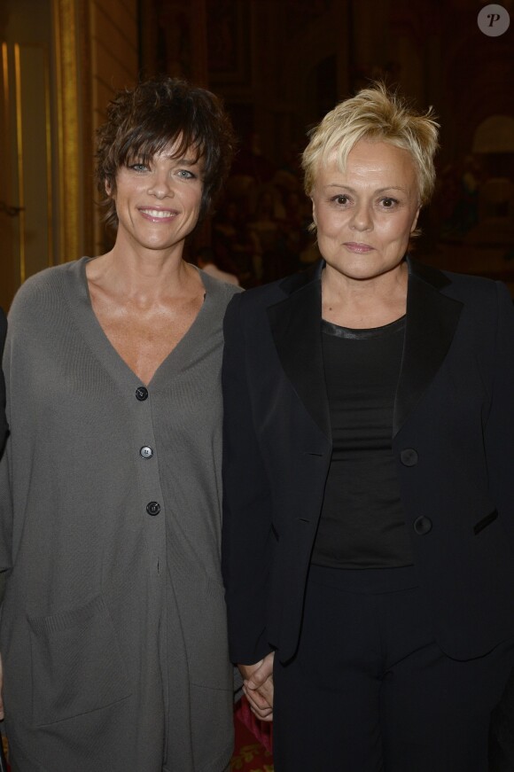 Muriel Robin et sa compagne Anne Le Nen - François Hollande a élevé la chanteuse et actrice Line Renaud au rang de grand officier de la Légion d'honneur lors d'une cérémonie au palais de l’Élysée à Paris le 21 novembre 2013.