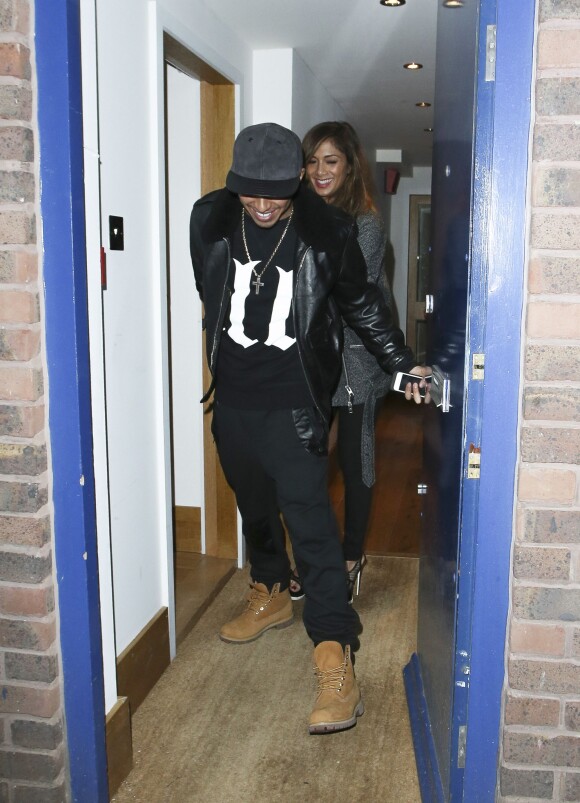 Nicole Scherzinger et Lewis Hamilton, tout sourire à la sortie d'un studio de West London à Londres, le 7 février 2014