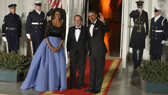 Barack Obama et Michelle Obama prennent la pose avec François Hollande lors du dîner d'Etat organisé à la Maison Blanche à Washington, le 11 février 2014.