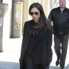 Victoria Beckham, de sortie à New York en période de Fashion Week, porte avec brio sa tenue black & white composée de lunettes et d'un manteau Victoria Beckham, un pantalon et des souliers Saint Laurent. Le 11 février 2014.