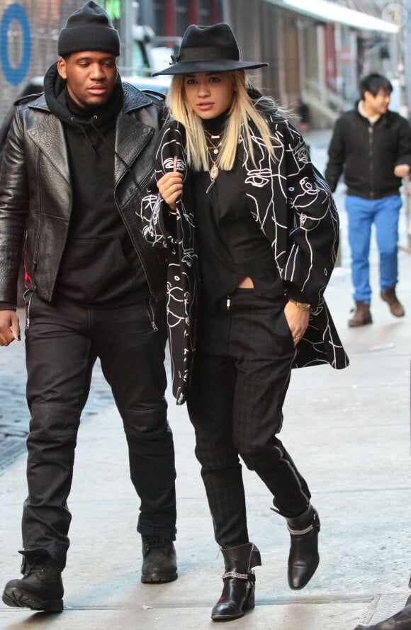 Rita Ora à New York, rayonne dans une tenue all black composée d'un look Stella McCartney (pré-collection automne 2014) et de bottines Saint Laurent. Le 11 février 2014.