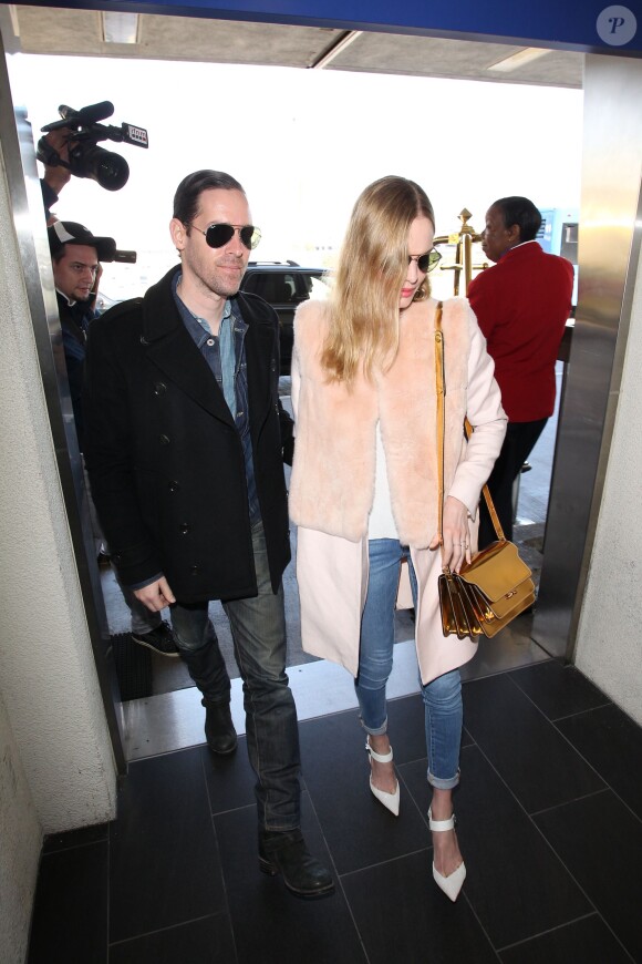 Kate Bosworth arrive à l'aéroport LAX de Los Angeles avec son mari Michael Polish, habillée d'un manteau en laine et fourrure de lapin Katie Ermilio, d'un jean Frame Denim (modèle Le Skinny de Jeanne), d'un sac doré Marni (modèe Trunk) et de chaussures Preen X Aldo Rise pour Aldo. Le 11 février 2014.
