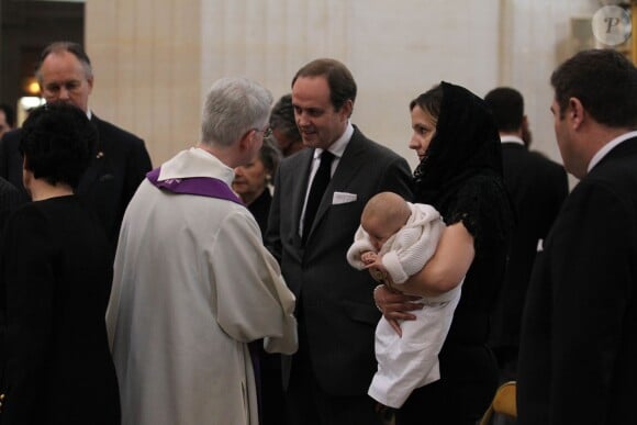 Le prince Jean d'Orélans et la princesse Philomena avec leur fille la princesse Antoinette lors des obsèques d'Emmanuelle de Dampierre le 11 mai 2012