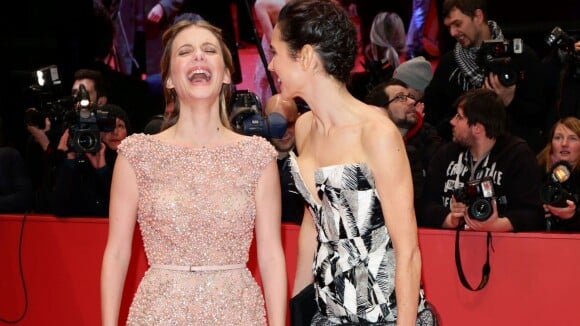 Mélanie Laurent, complice et hilare avec Jennifer Connelly à la Berlinale 2014