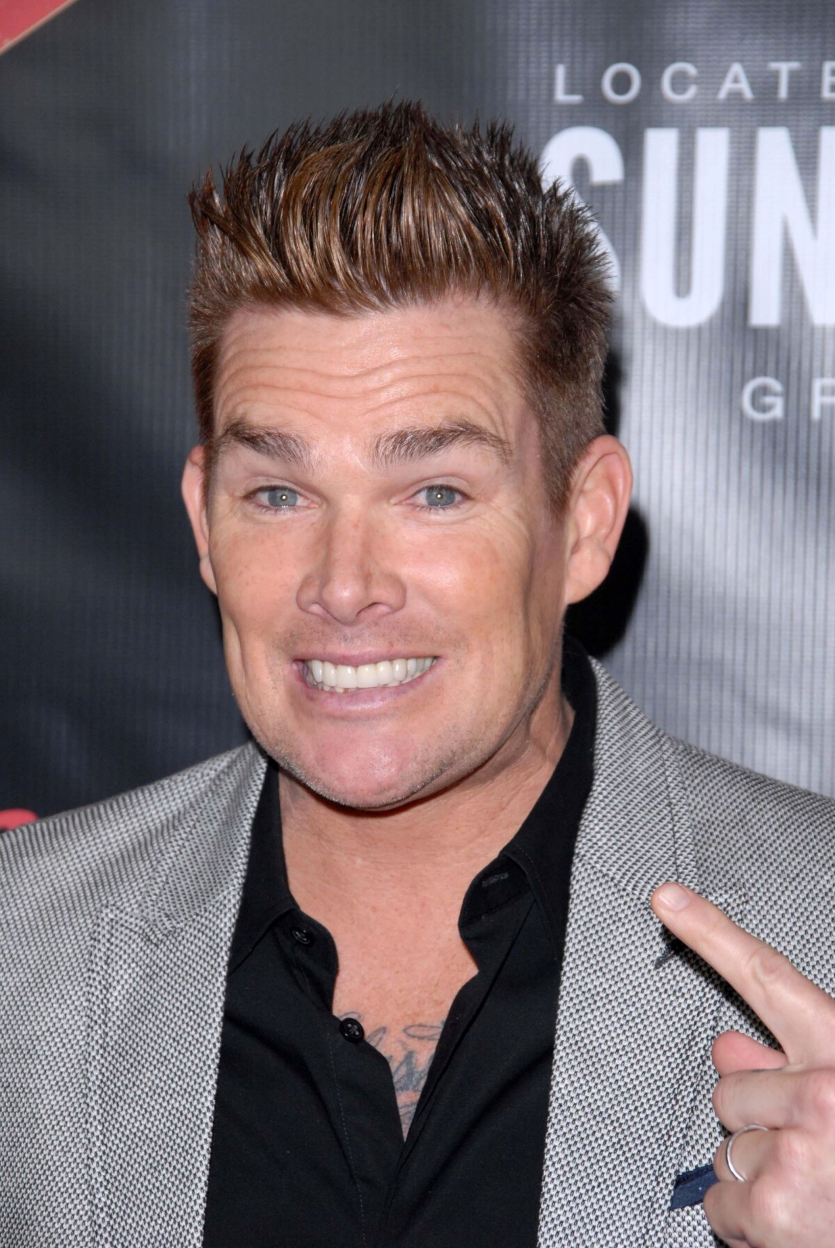 Vidéo Mark McGrath à Los Angeles, le 30 novembre 2012. Purepeople