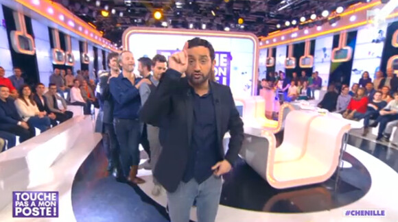 Cyril Hanouna et ses chroniqueurs font la chenille sur le plateau de Tirs croisés sur i>Télé le jeudi 13 février 2014 sur D8