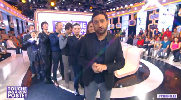 Cyril Hanouna et ses chroniqueurs font la chenille sur le plateau de Tirs croisés sur i>Télé le jeudi 13 février 2014 sur D8