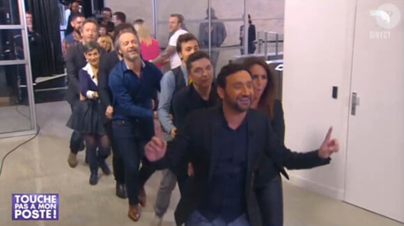 Cyril Hanouna fait la chenille sur le plateau de Tirs croisés sur i>Télé le jeudi 13 février 2014 sur D8