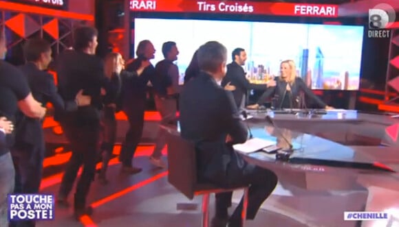 Cyril Hanouna et ses chroniqueurs font la chenille sur le plateau de Tirs croisés sur i>Télé le jeudi 13 février 2014 sur D8