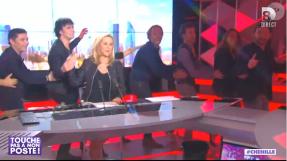 Cyril Hanouna et ses chroniqueurs font la chenille sur le plateau de Tirs croisés sur i>Télé le jeudi 13 février 2014 sur D8