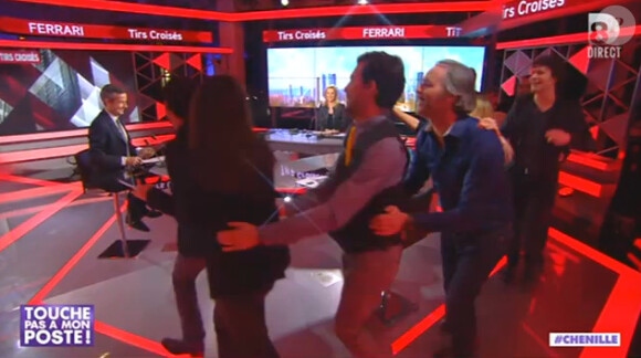 Cyril Hanouna et ses chroniqueurs font la chenille sur le plateau de Tirs croisés sur i>Télé le jeudi 13 février 2014 sur D8