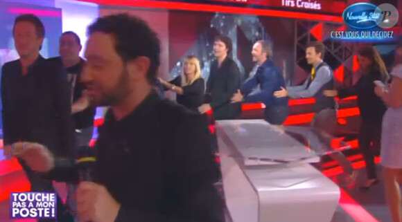Cyril Hanouna et ses chroniqueurs font la chenille sur le plateau de Tirs croisés sur i>Télé le jeudi 13 février 2014 sur D8