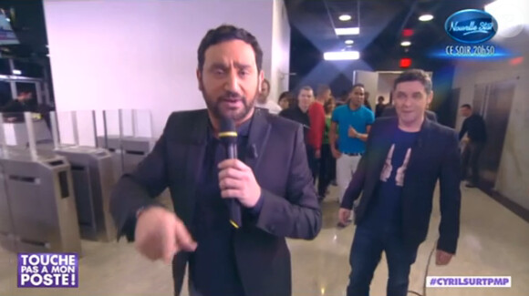 Cyril Hanouna et ses chroniqueurs font la chenille sur le plateau de Tirs croisés sur i>Télé le jeudi 13 février 2014 sur D8