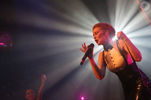 Kylie Minogue pendant son concert à la Gaîté Lyrique pour le "Colette french kiss Love Music Night" à Paris, le 14 février 2014.