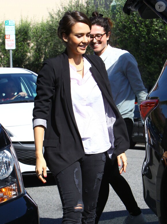 La radieuse Jessica Alba fait du shopping avec sa fille Haven Warren à West Hollywood, le 14 février 2014 après s'être rendue chez Urth Café.
