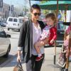 Belle journée de soleil pour Jessica Alba qui fait du shopping avec sa fille Haven Warren à West Hollywood, le 14 février 2014 après s'être rendue chez Urth Café.