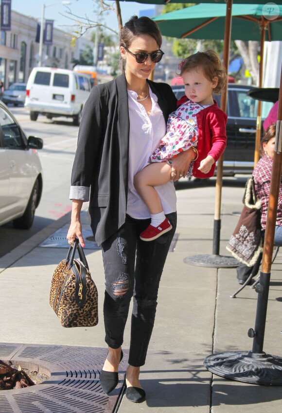 Belle journée de soleil pour Jessica Alba qui fait du shopping avec sa fille Haven Warren à West Hollywood, le 14 février 2014 après s'être rendue chez Urth Café.