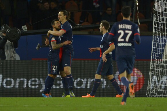 Zlatan congratule Lavezzi pendant le match opposant le Paris-St-Germain à Valenciennes au Parc des Princes, Paris, le 14 février 2014.