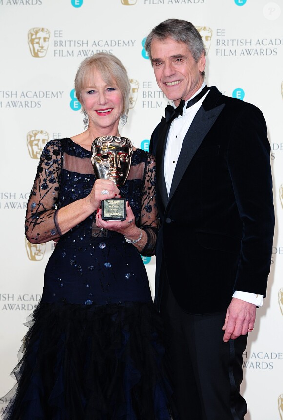 Dame Helen Mirren, avec le maître de cérémonie Jeremy Irons, récompensée d'un Fellowship Award aux BAFTA le 16 février 2014 à Londres