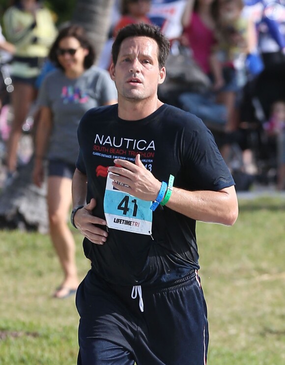 Josh Hopkins participe au Nautica South Beach Triathlon à Miami, le 7 avril 2013.