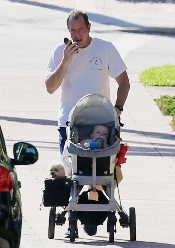 Exclusif - Michael Lohan, le père de Lindsay, se promène avec son fils Landon pendant que sa petite amie Kate Major fait quelques courses près de leur maison à Delray Beach, le 6 octobre 2013.
