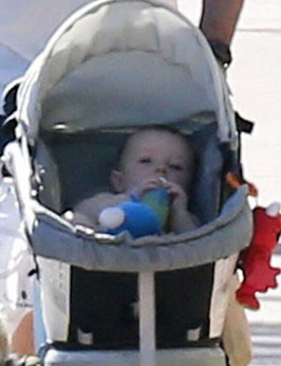 Exclusif - Michael Lohan se promène avec son fils Landon pendant que sa petite amie Kate Major fait quelques courses près de leur maison à Delray Beach, le 6 octobre 2013.