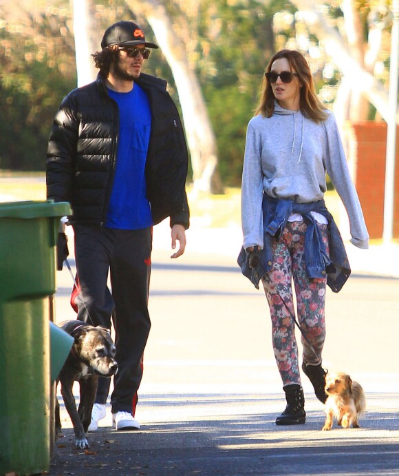 Exclusif - Leighton Meester et son fiancé Adam Brody dans les rues de Los Angeles, le 22 décembre 2013.