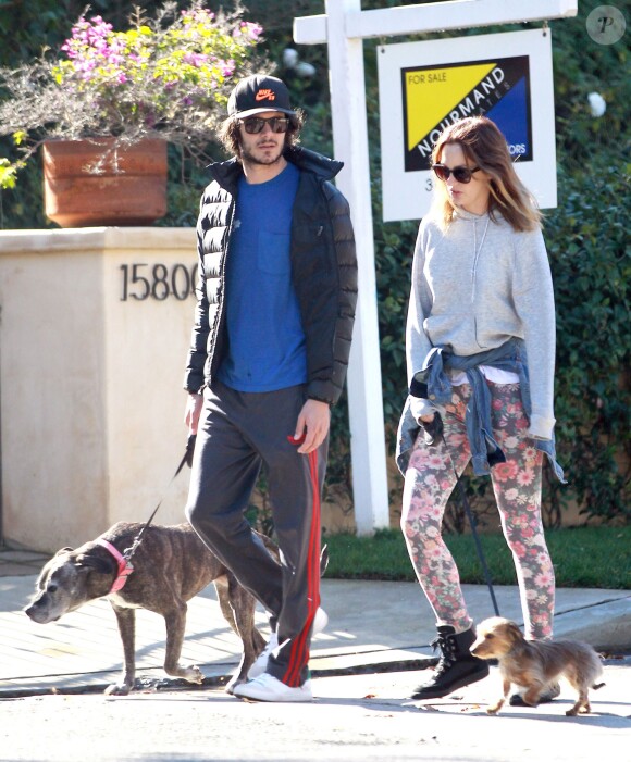 Exclusif - Leighton Meester et son fiancé Adam Brody promènent leurs chiens à Los Angeles, le 22 décembre 2013.