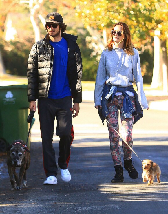 Exclusif - Leighton Meester et son fiancé Adam Brody promènent leurs chiens à Los Angeles, le 22 décembre 2013.