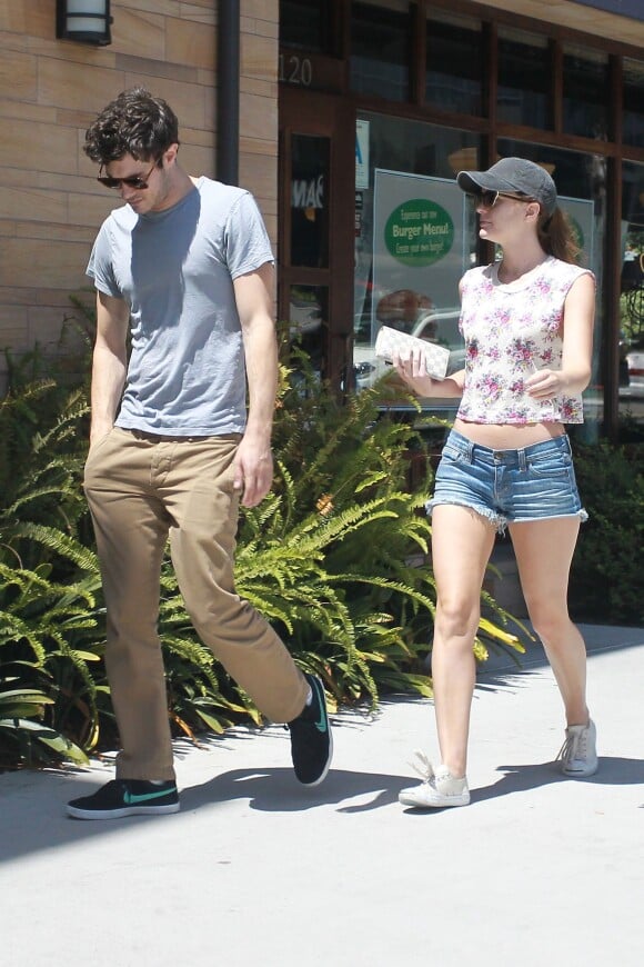 Leighton Meester et Adam Brody à Los Angeles, le 22 juin 2013.