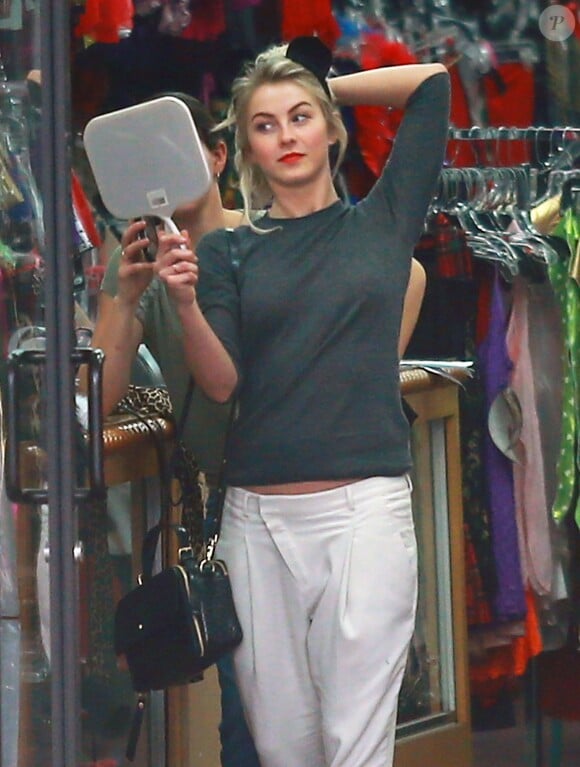 Exclusif - Julianne Hough fait du shopping pour la Saint-Valentin à Hollywood, le 21 janvier 2014.