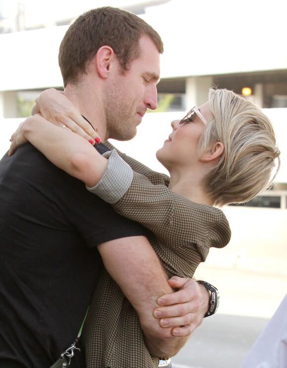 Julianne Hough et son nouveau petit ami Brooks Laich à l'aéroport de Los Angeles, le 18 février 2014.