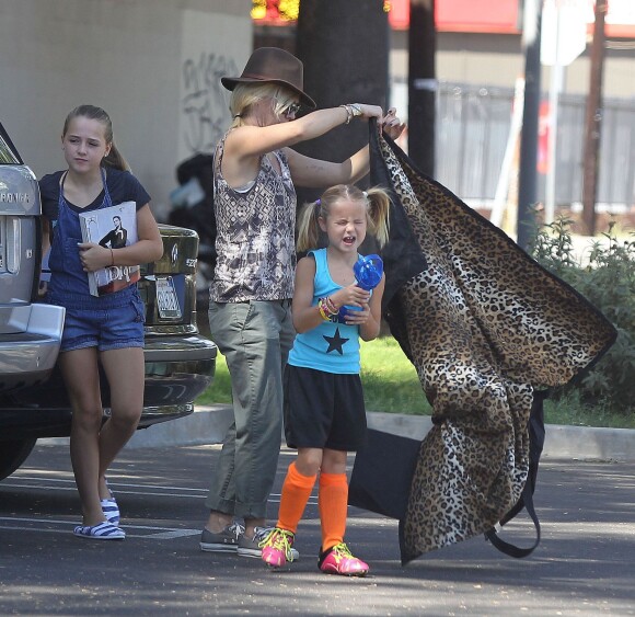 Exclusif - Jennie Garth en compagnie du nouvel homme de sa vie Michael Shimbo et de ses filles à Los Angeles. Le 8 septembre 2013.