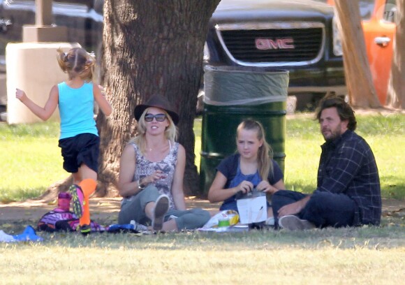 Exclusif - Jennie Garth avec ses filles et son nouveau compagnon Michael Shimbo à Los Angeles. Le 8 septembre 2013.