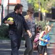 Exclusif - Jennie Garth avec ses filles et son nouveau compagnon Michael Shimbo à Los Angeles. Le 8 septembre 2013.