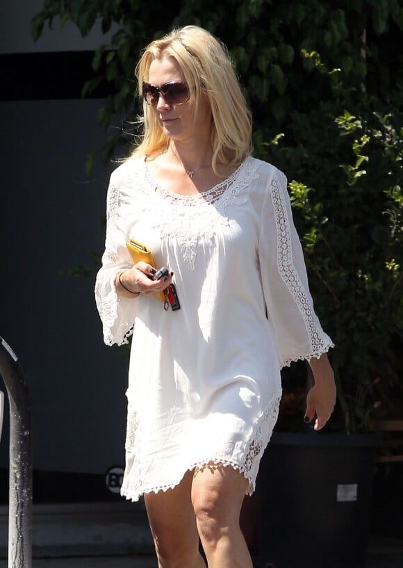 Exclusif - Jennie Garth sans maquillage dans les rues de Los Angeles le 15 août 2013.