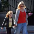 Jennie Garth promène son chien en compagnie de sa fille Fiona à Los Angeles, le 9 février 2013.