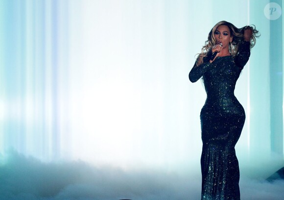 Beyoncé interprète XO sur la scène de l'O2 Arena, lors des Brit Awards 2014. Londres, le 19 février 2014.