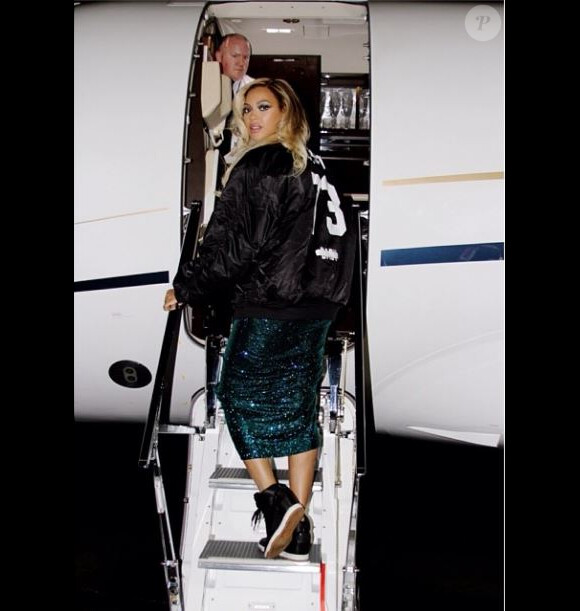 Beyoncé Knowles grimpe à bord de son jet à l'issue des Brit Awards 2014. Londres, le 19 février 2014.